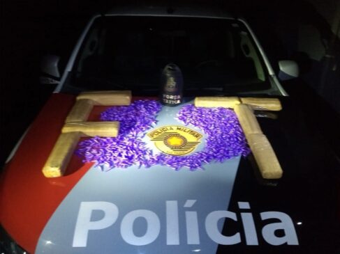 Foram encontrados com os suspeitos em Itu 981 porções de cocaína, oito tijolos de maconha e uma quantidade de R$ 107
