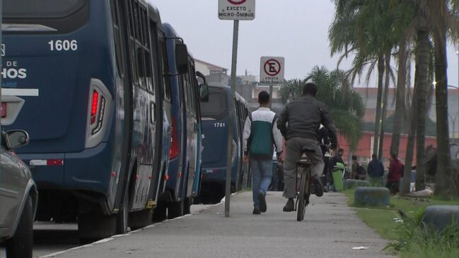 Uma greve de motoristas e cobradores de ônibus afetou a circulação de 66 linhas em Guarulhos, na Grande São Paulo