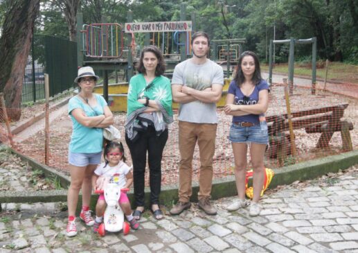 Membros do movimento Mães e Pães da Aclimação em uma das áreas de recreação infantil fechadas em setembro do ano passado
