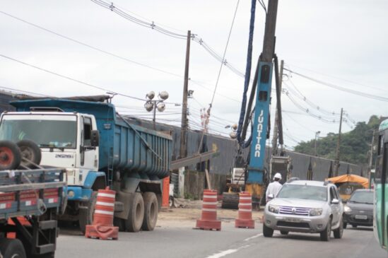 Moradores têm medo de acidentes por causa de tráfego intenso, ruas estreitas e alagamentos