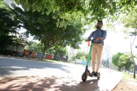 Andar com capacete e até 20 km/h são algumas das novas regras para utilizar os patinete pelas ciclovias da Capital