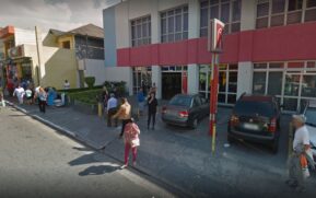 Vítima teve dificuldade para entrar no banco e discutiu com vigia