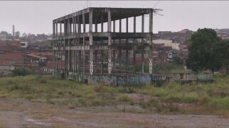 Estrutura da futura estação Varginha está abandonada no terreno; trânsito na região está mais intenso com as obras
