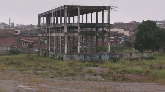 Estrutura da futura estação Varginha está abandonada no terreno; trânsito na região está mais intenso com as obras