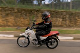 Com bom custo-benefício e baixo custo de manutenção, a ‘motoquinha’ é amplamente usada em lugares onde não há caminhos asfaltado