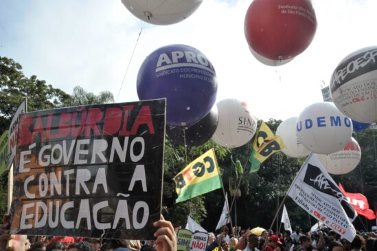 Manifestantes na avenida Paulista, em São Paulo, mostram faixas contra governo Bolsonaro