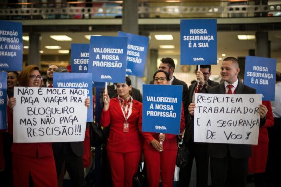 Funcionários protestaram pela regularização dos salários, o pagamento de diárias, vale alimentação e os depósitos do FGTS