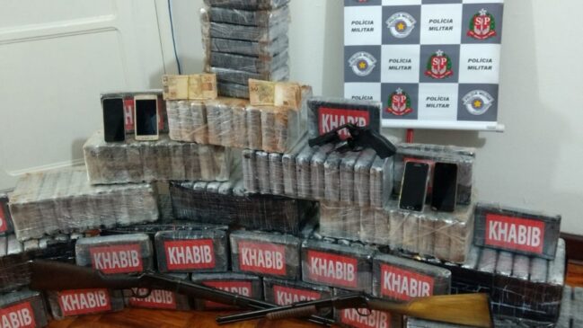 A polícia apreendeu com o suspeito, um revólver, uma carabina, uma espingarda, munições e 179 tabletes de cocaína
