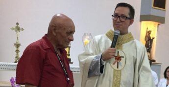 O pacote de macarrão comprado fiado por um aposentado surpreendeu com o valor que foi arrematado durante evento