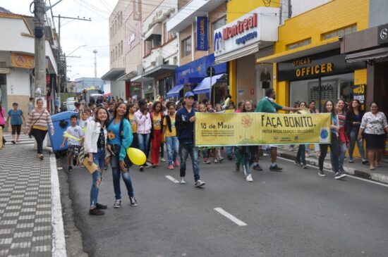 Em celebração ao Dia Nacional de Combate ao Abuso e Exploração Infantil, jovens de Porto Feliz realizaram uma caminhada na região central