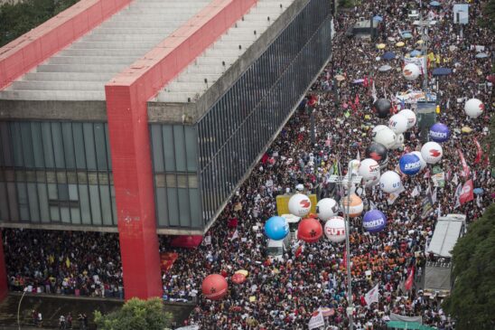 SÃO PAULO, SP, 15.05.2019: EDUCAÇÃO-PROTESTOS-SP - Protesto em defesa da educação na av. Paulista, em SP - Manifestações em defesa de recursos para a educação são realizados nas capitai