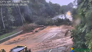 Trecho de serra na rodovia dos Tamoios, que leva ao litoral norte do estado, está interrompido devido à queda de barreiras