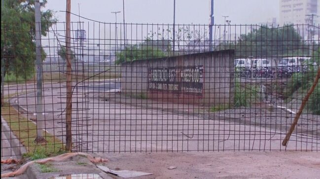 Devido ao fechamento por uma grade, moradores reclamam que precisam fazer um desvio a pé de 20 minutos para acessar a rodovia