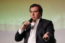 Um grupo de deputados, incluindo Rodrigo Maia, decidiu apresentar um novo projeto de reforma da Previdência