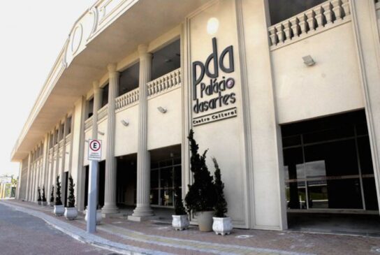 O Palácio das Artes fica localizado na avenida Presidente Costa e Silva, nº 1600, bairro Boqueirão na cidade de Praia Grande