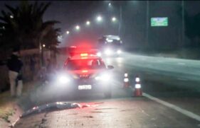 Garoto foi buscar uma bola no acostamento da rodovia; caminhão o atropelou e motorista fugiu do local do acidente