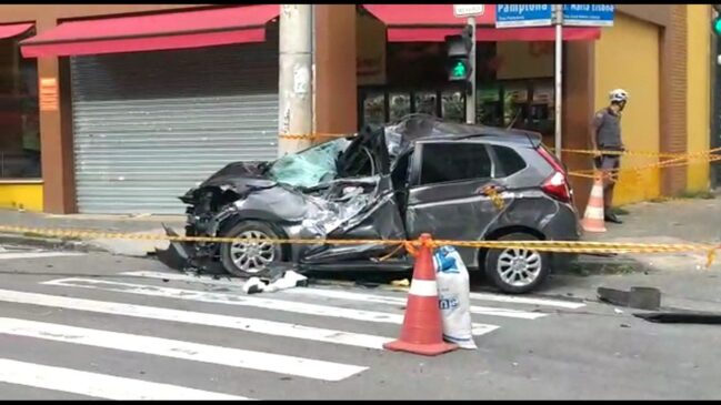 Motorista parou o carro para o neto descer; veículo arrancou de repente e bateu em ciclista e em um outro carro