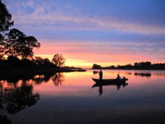 Há vários meios de hospedagem com vista privilegiada, em que os hóspedes podem acompanhar o pôr do sol