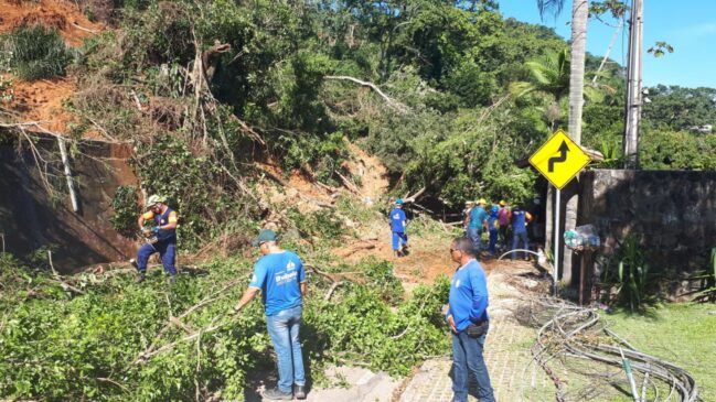 Funcionários da prefeitura trabalham na desobstrução da estrada no bairro do Piúva; não há previsão para liberação