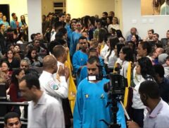 Fiéis da igreja adventista participaram de batismo dentro da Câmara Municipal de Itapevi, na Grande SP