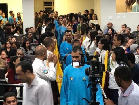 Fiéis da igreja adventista participaram de batismo dentro da Câmara Municipal de Itapevi, na Grande SP