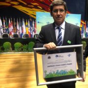 Prefeito Dr. Cássio Habice Prado recebendo prêmio do Sebrae-SP