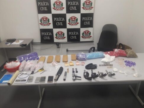 Drogas, armas e celulares foram apreendidos com os suspeitos na tarde da última quinta-feira