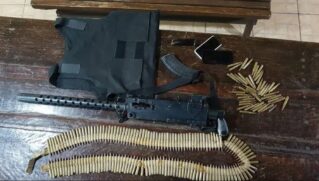 Policiais apreenderam uma metralhadora e outras armas