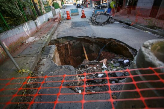 Buraco tem 10 metros de diâmetro e interdita o tráfego na região; cratera surgiu em dia de chuva e um carro caiu dentro dela