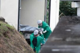 Na tarde de terça, funcionários do IML retiraram os corpos de vítimas do massacre em presídios