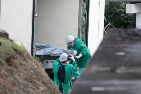 Na tarde de terça, funcionários do IML retiraram os corpos de vítimas do massacre em presídios