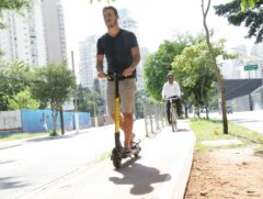 Prefeitura exige que usuários usem capacete, proíbe tráfego na calçada e prevê multa às empresas