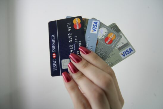 O juro médio do cartão de crédito rotativo para pessoas físicas caiu de 299,4% ao ano, em março, para 298,6% ao ano