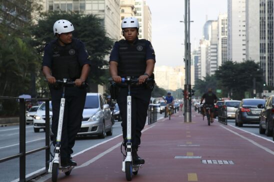 Prefeitura alega que, sem cadastro, empresas de patinete operam irregularmente na cidade