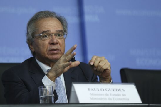 Ministro da Economia diz que estuda liberar dinheiro para impulsionar a economia brasileira