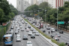 Os brasileiros gastam em média 1h20 para se deslocar diariamente, ou seja, 32 dias presos no trânsito por ano