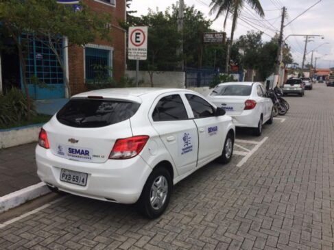 Veículos devem ser brancos, adesivados, ter seguro para terceiros e com motoristas uniformizados