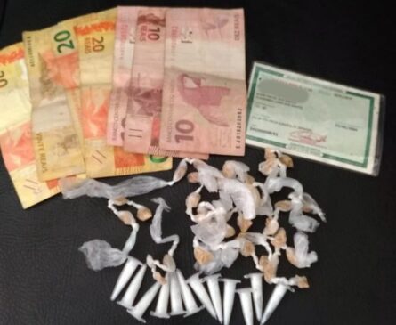 Com o menor foram apreendidos 36 porções de crack, 12 porções de cocaína e R$ 110; apreensão aconteceu na manhã de quarta-feira