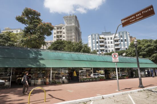 O mercado de flores do Largo do Arouche será substituído na reforma por um mercado com paredes transparentes