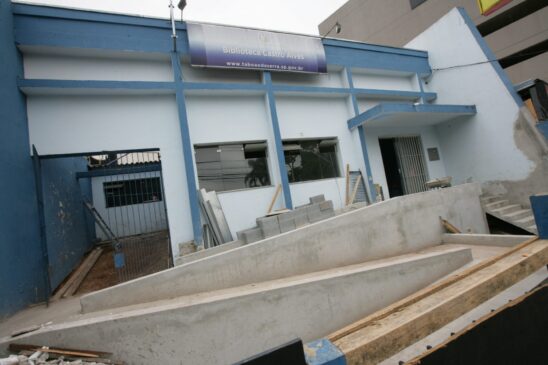 Biblioteca no centro recebeu pintura, serralheria nos corrimões, novas luminárias, entre outros serviços
