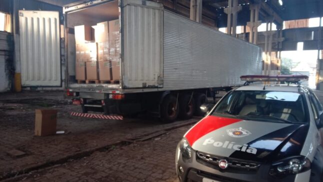PM de Várzea Paulista apreendeu a carga roubada de cigarros dentro de um galpão abandonado em Várzea Paulista, no Interior