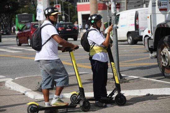 Circulação dos patinetes em calçadas continua proibida