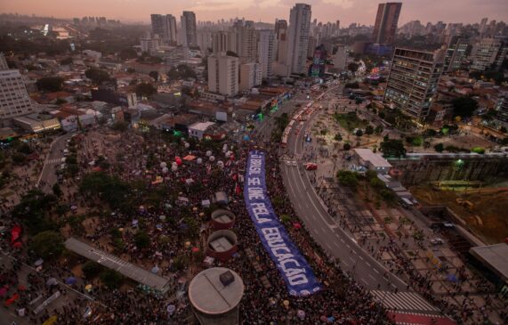 SÃO PAULO, SP, 30.05.2019 ? EDUCAÇÃO-PROTESTO-SP: Manifestantes protestam contra os cortes de verba na educação propostos pelo Governo Federal e pela gestão do presidente Jair Bolsonaro (PSL). A concentraç&