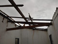 Em Jacupiranga muitas casas ficaram destelhadas; na cidade há ao menos 120 desalojados