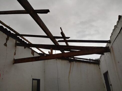 Em Jacupiranga muitas casas ficaram destelhadas; na cidade há ao menos 120 desalojados