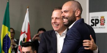 A decisão do convite partiu após uma reunião entre Covas (dir.) e o governador João Doria