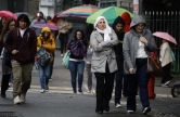 Pedestres se protegem do frio e garoa na avenida Paulista (arquivo)