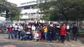 Grupo de professores protestou contra o projeto em frente à Câmara de Taboão nesta terça-feira