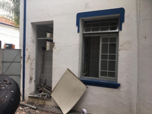 Artefato estava dentro de uma lata de lixo; segundo funcionários, houve um barulho muito forte e o prédio chegou a tremer