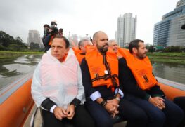 João Doria, Bruno Covas e Marcos Penido vistoriam os testes com Ecoboats no rio Pinheiros